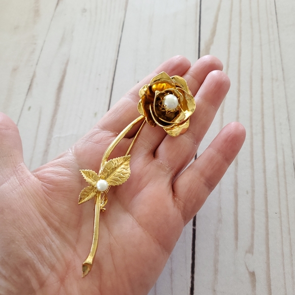 Large Mid Century Modern Gold and Pearl Rose Brooch/Lapel Pin - Picture 6 of 10